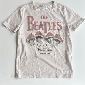 Abercrombie & Fitch Kids The Beatles Holiday Tee - Cream and Red size 5/6 EUC
